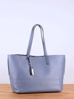 Bolso de piel con adorno de metal