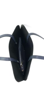 Bolso plano de piel con bolso interior