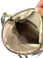 Bandolera de piel con borla decorativa