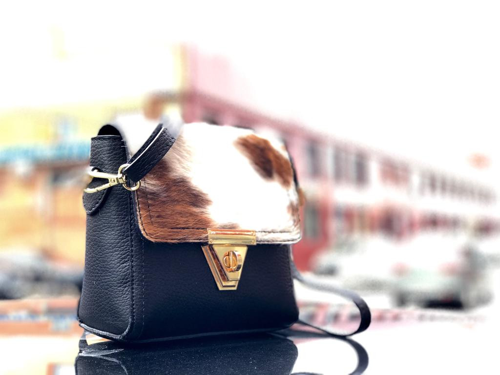 Bandolera piel con pelo natural Bandolera piel con pelo natural