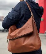 Bolso de piel con relieve de remaches