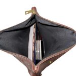 Bolso de piel con relieve de remaches