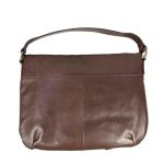 Bolso de piel con relieve de remaches