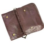 Bolso de piel con relieve de remaches