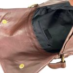 Bolso de piel con relieve de remaches