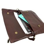 Bolso de piel con relieve de remaches