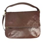 Bolso de piel con relieve de remaches