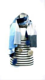 Bufanda con pompones de colores