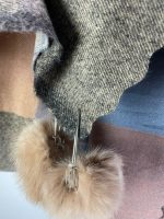 Bufanda con pompones de colores