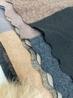 Bufanda con pompones de colores