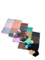 Bufanda con pompones de colores