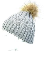 Gorro trenzado con pompom