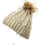 Gorro trenzado con pompom