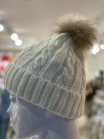 Gorro trenzado con pompom