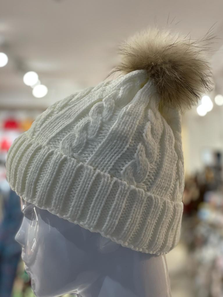 Gorro trenzado con pompom Gorro trenzado con pompom