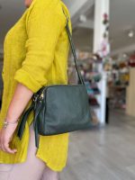 Bandolera de piel con tres bolsillos