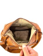 Bandolera polipiel con bolsillos exteriores