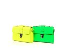 Bolso bandolera compacto de piel fluor