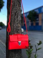 Bolso bandolera compacto de piel fluor