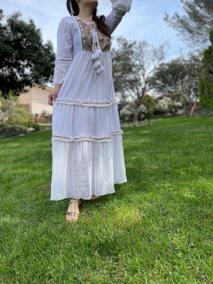 Vestido largo hippie con volantes y bonito diseño