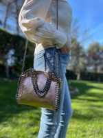 Bolso de piel con cremallera y asas de cadena