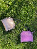 Bolso de piel con cremallera y asas de cadena