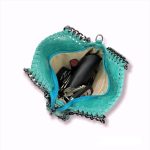 Bolso de piel con cremallera y asas de cadena