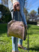 Bolso de piel con cremallera y asas de cadena