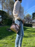 Bolso de piel con cremallera y asas de cadena