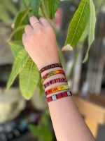 Pulsera artesanal Wayuu de vivos colores