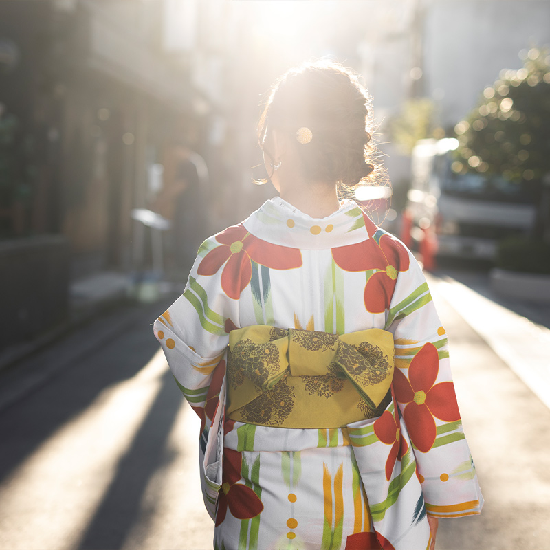 Una mujer con kimono caminando por la calle.
